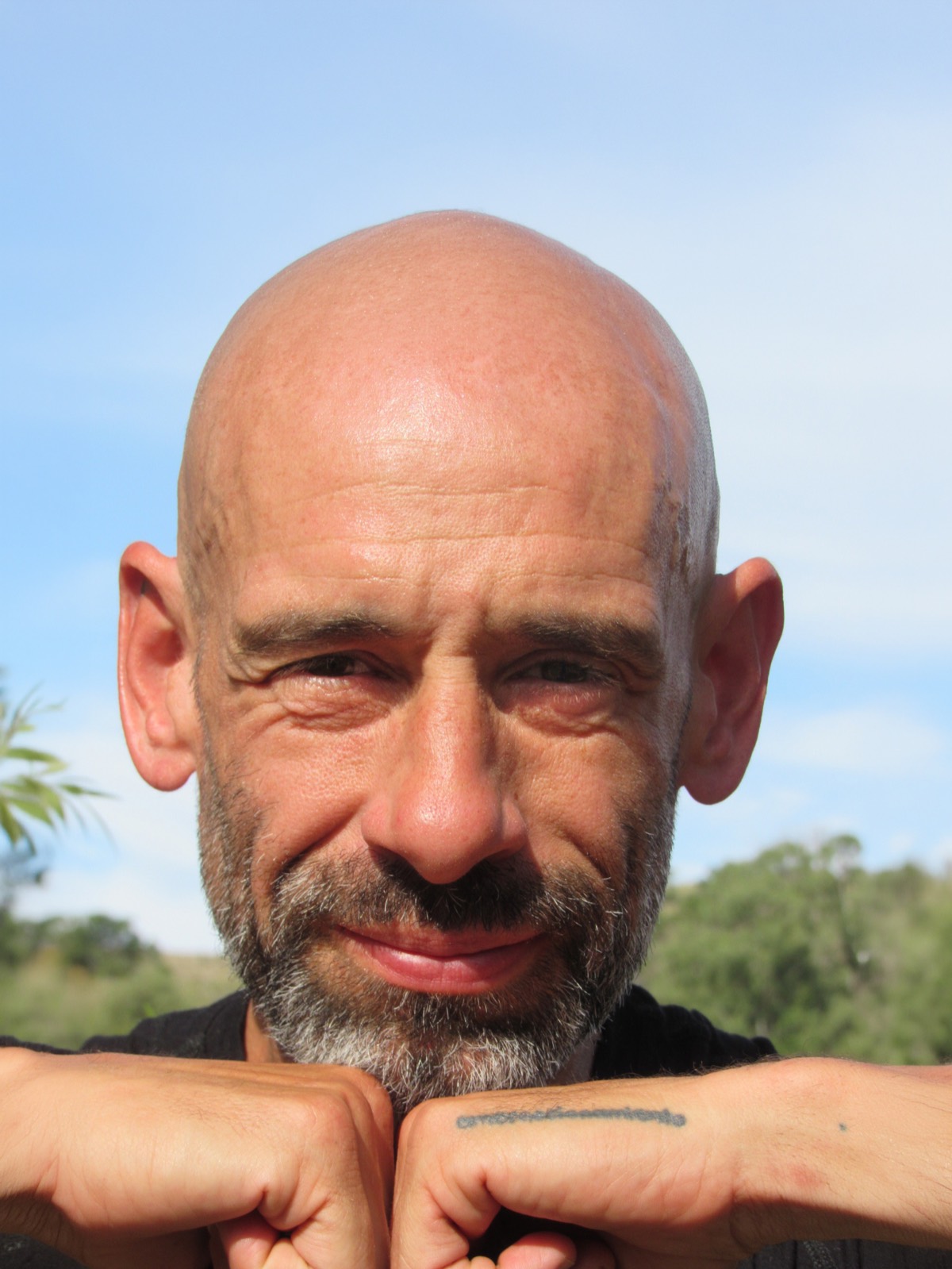 Retrato de izēki sonriendo, con los puños juntos bajo el mentón